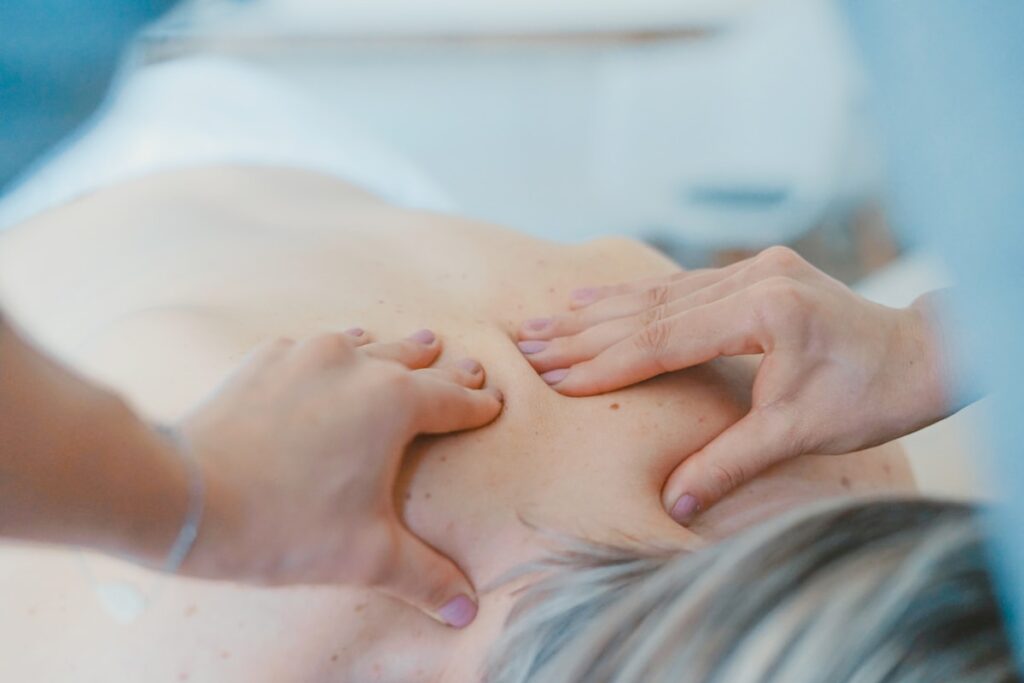 Paciente con dolor lumbar durante valoración de rehabilitación