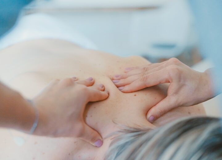 Paciente con dolor lumbar durante valoración de rehabilitación